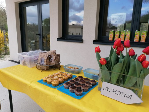 Vente de gâteaux au profit d'une famille ukrainienne, réfugiée à Mazan.