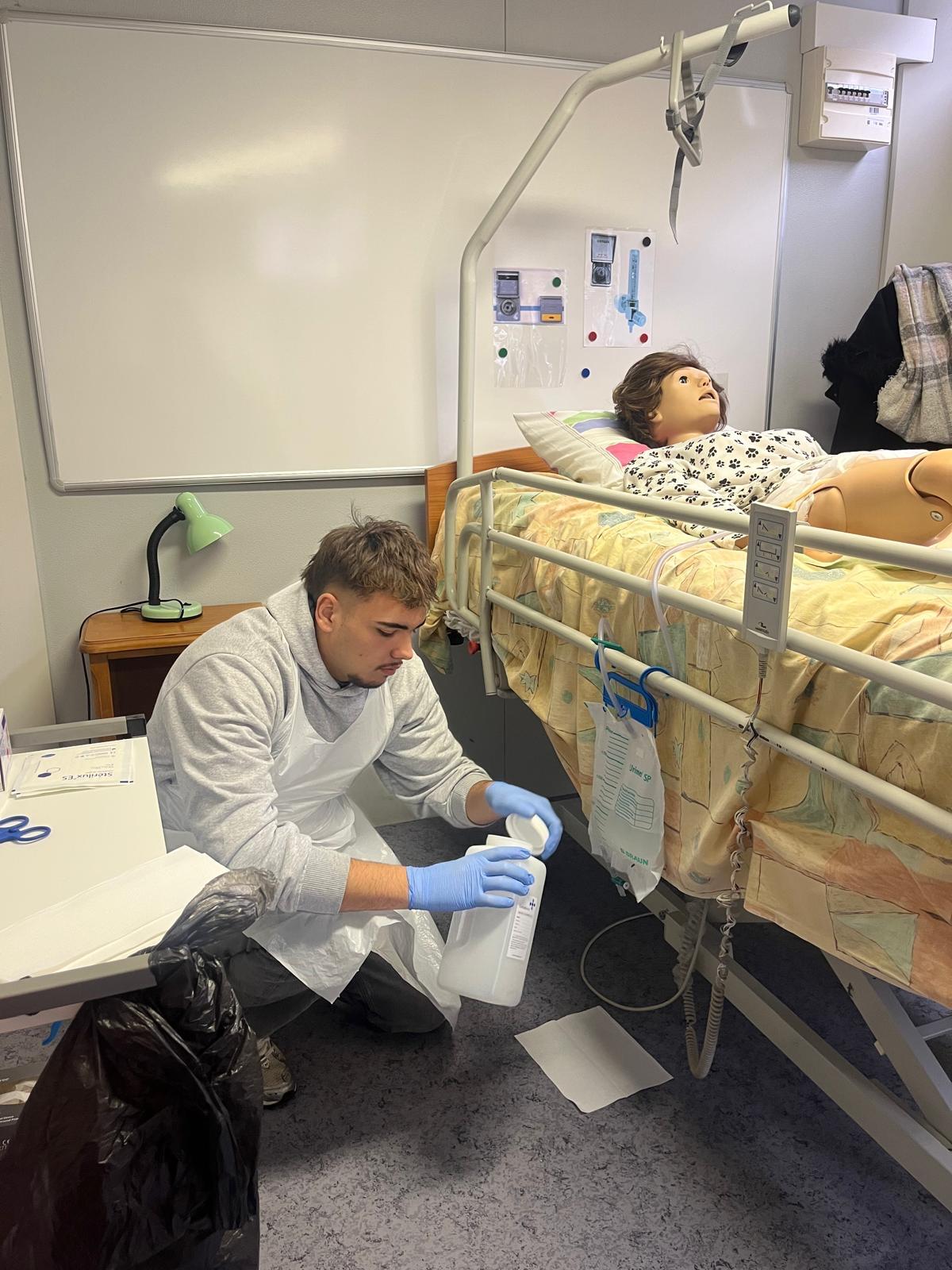 Atelier pratique : soins de sonde à demeure pour nos apprenants AS