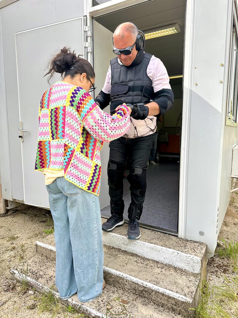 Les stagiaires AES testent le simulateur de vieillesse
