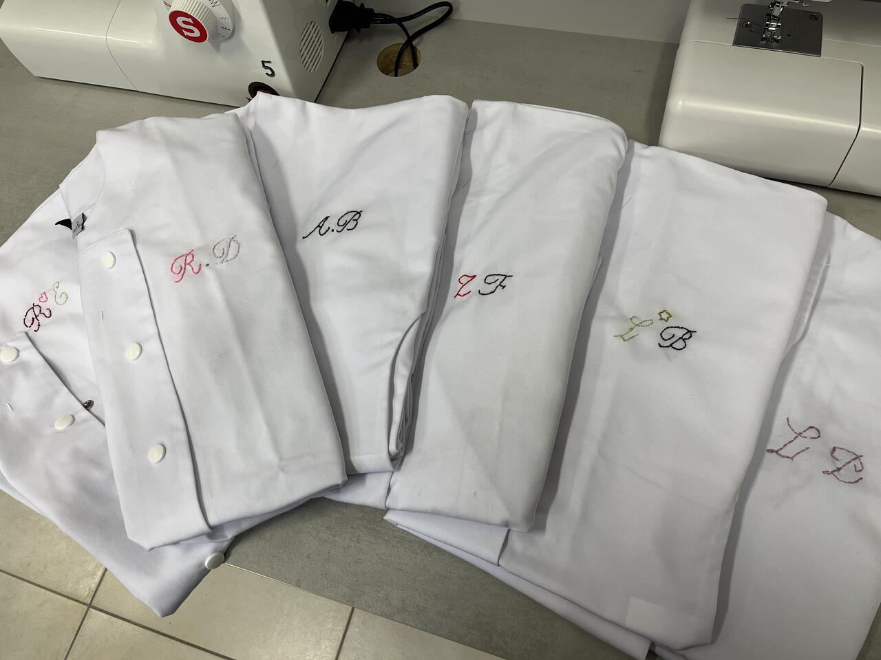 Broder les initiales sur leur blouse