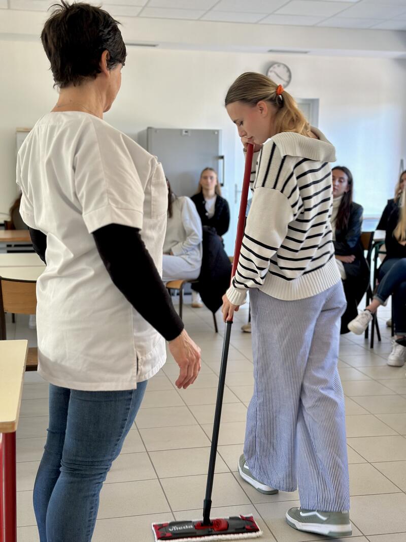 Cours pratiques nettoyage des locaux pour nos stagiaires CAP Petite Enfance
