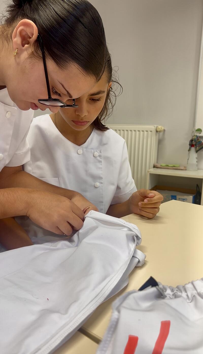 Premiers pas en couture pour nos élèves de Seconde Bac Pro SAPAT