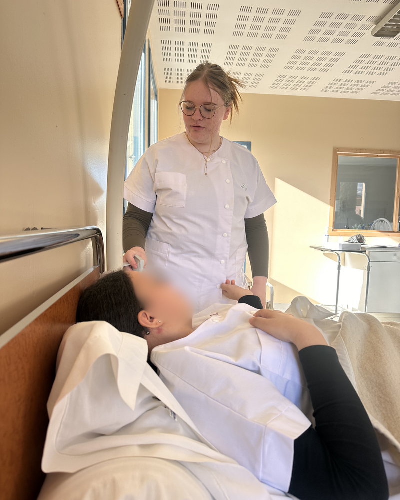 Transfert lit-fauteuil : une compétence clé en CAP SAPVER