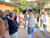 Remise des blouses par la responsable de l'IFAS, Véronique CHANTEFORT