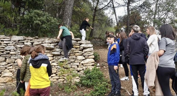 Photo de groupe prise lors des activités d'orientation